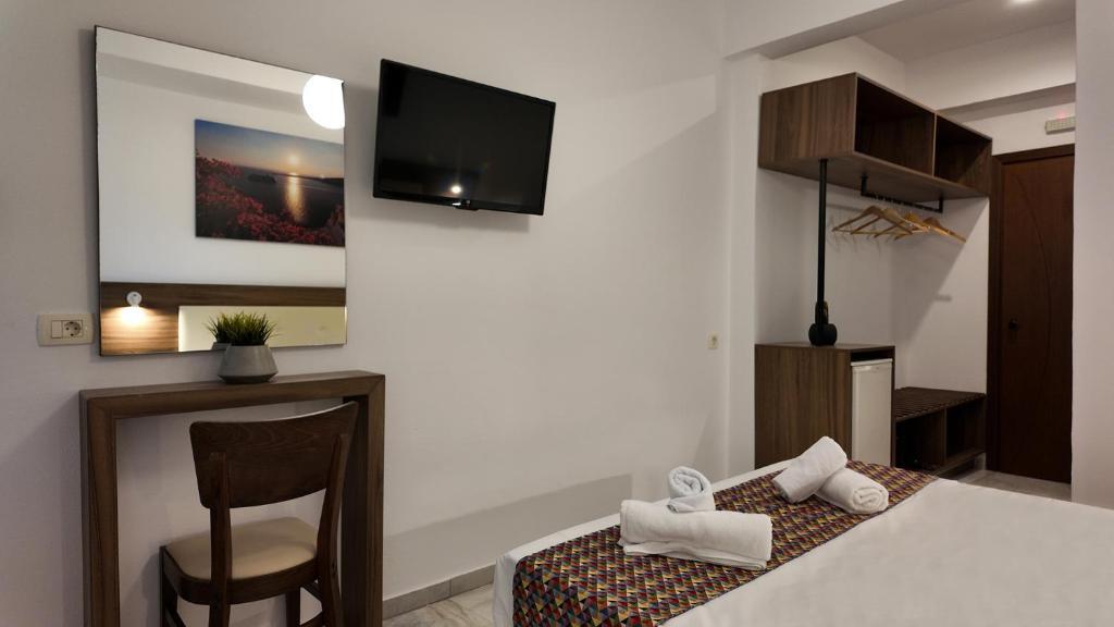 Een bed of bedden in een kamer bij Hotel Santorini