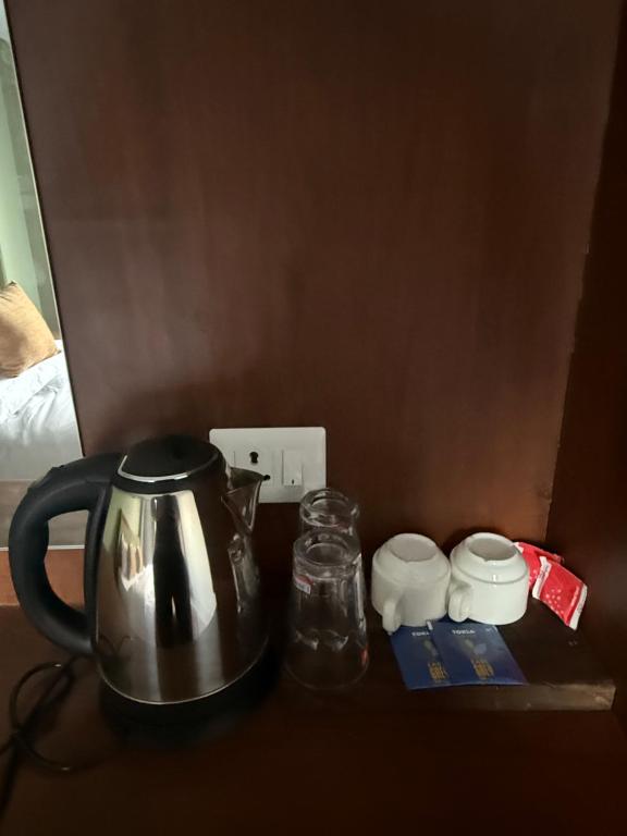 Příslušenství pro přípravu čaje a kávy v ubytování Paramount Apartment & Rooms