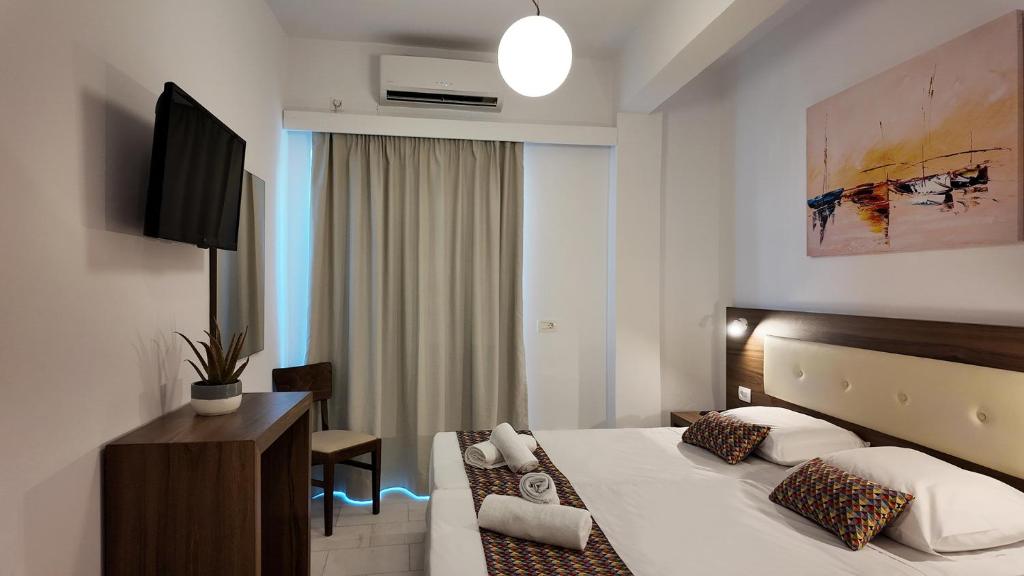 Een bed of bedden in een kamer bij Hotel Santorini