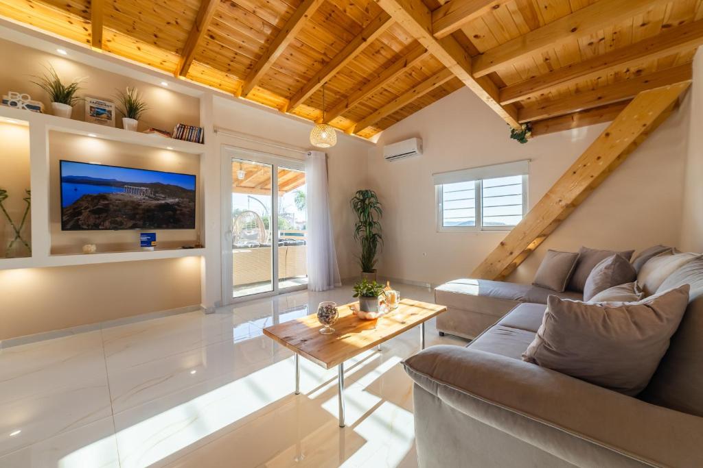 TV a/nebo společenská místnost v ubytování RELAXING POOL HOUSE IN LAGONISI 1