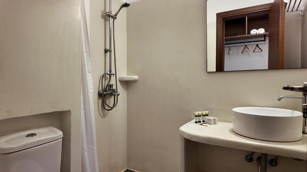 een badkamer met een wit toilet en een wastafel bij Hotel Santorini in Fira