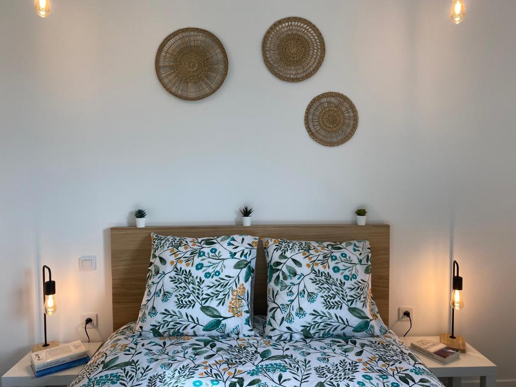 una camera da letto con un letto con cuscini blu e bianchi di Appartement avec terrasse, proche des 1000 étangs, chapelle Le Corbusier a Roye