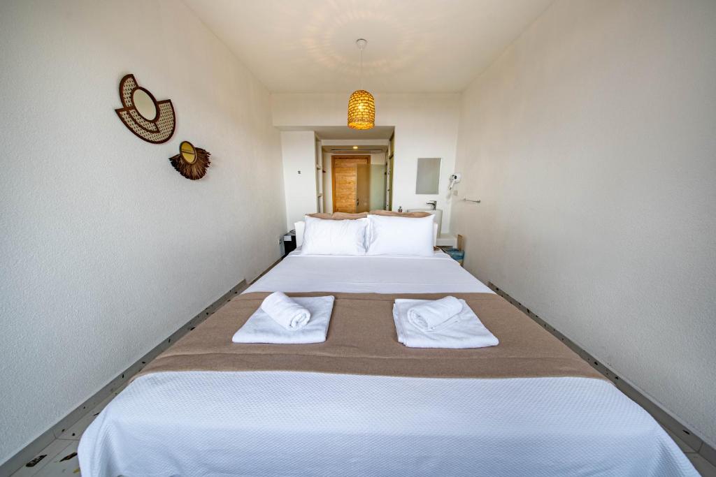 Postel nebo postele na pokoji v ubytování Thanos Hotel