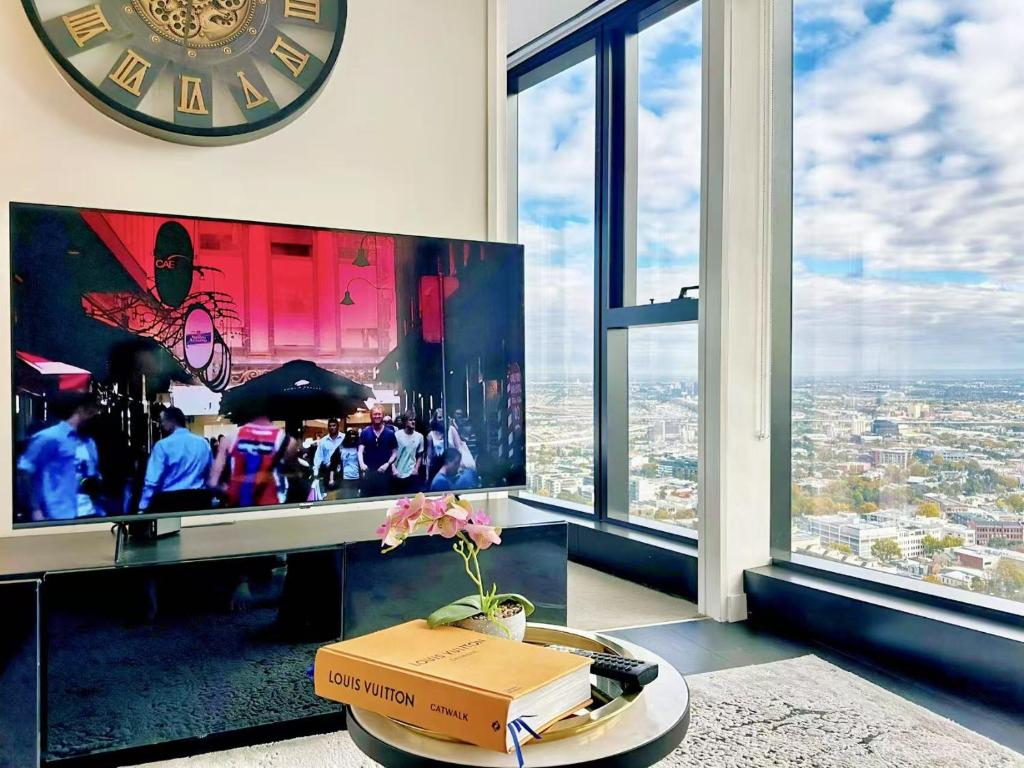 TV a/nebo společenská místnost v ubytování Highrise Best Location 2 Bedrooms & 2 Bathrooms