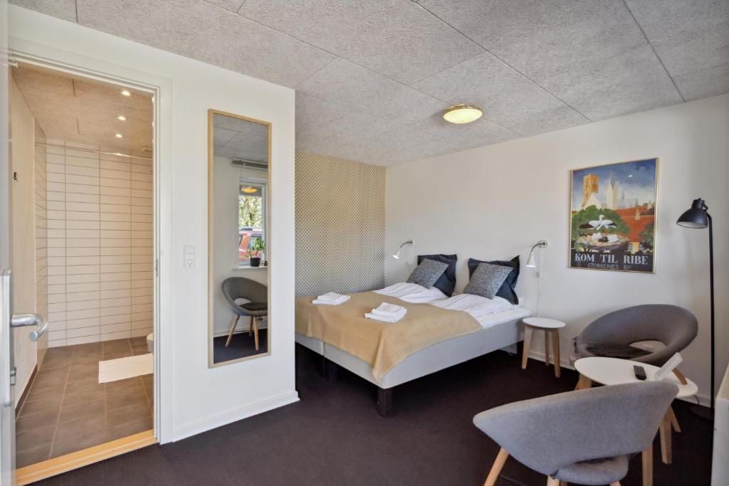 Postel nebo postele na pokoji v ubytování Gredstedbro Hotel