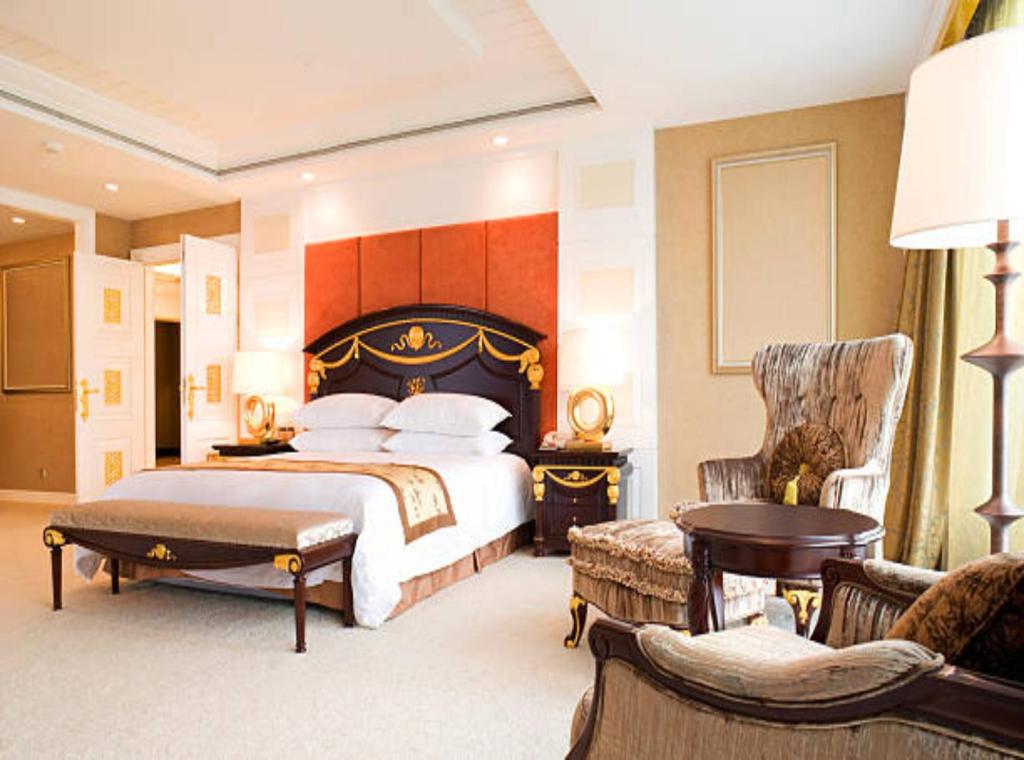 Postel nebo postele na pokoji v ubytování Hotel Grand Haven wood suites Delhi Airport