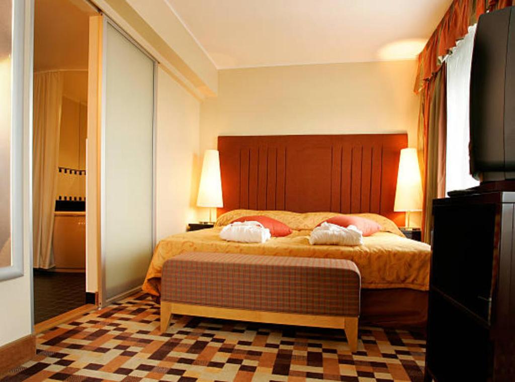 Postel nebo postele na pokoji v ubytování Hotel Grand Haven wood suites Delhi Airport