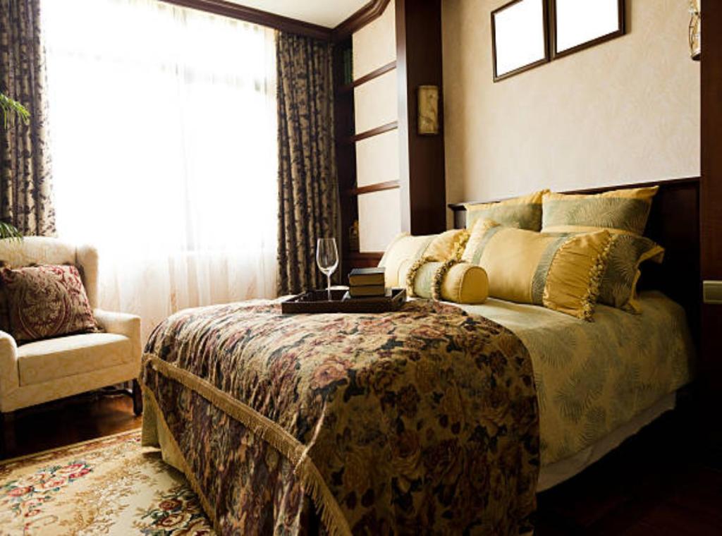 Postel nebo postele na pokoji v ubytování Hotel Grand Haven wood suites Delhi Airport