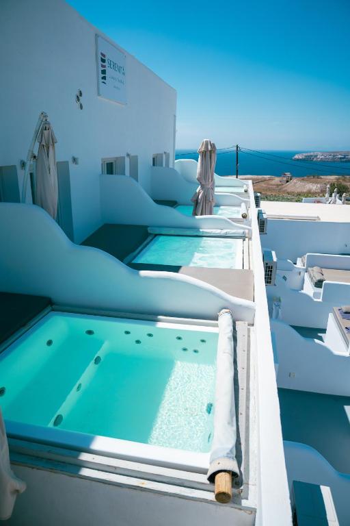 Bazén v ubytování Serenità Luxury Suites nebo v jeho okolí