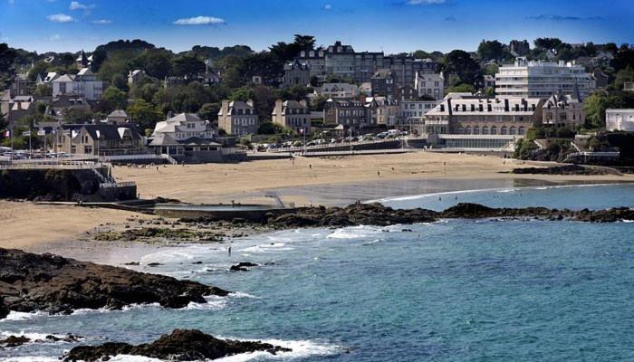 a view of a beach with houses and the ocean at Escapade Marine in Saint-Quay-Portrieux