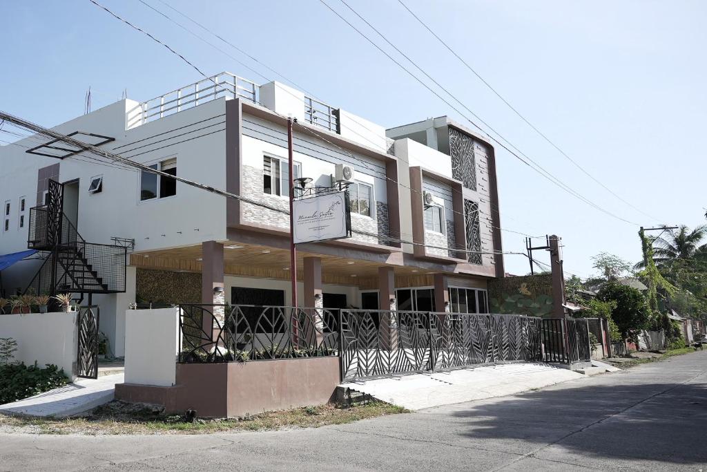 プエルト・プリンセサにあるManuela's Suitesの通りに面した白い建物