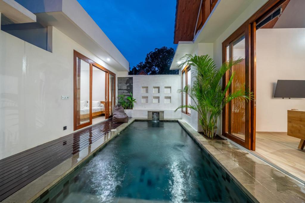 Bazén v ubytování Sun-Kissed Luxury - 2BDR Villa with Pool, Seminyak nebo v jeho okolí