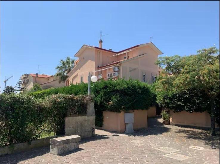 ein großes Haus mit Straßenbeleuchtung davor in der Unterkunft Villa Nausica in Terracina
