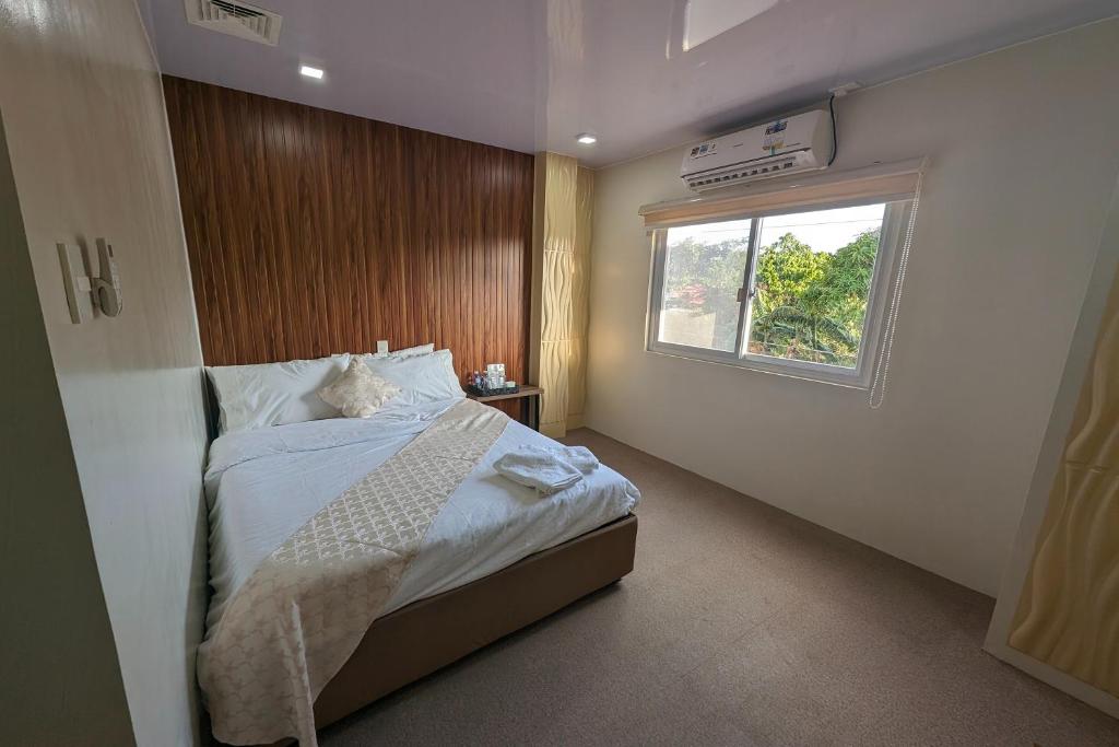 Manuela's Suitesにあるベッド