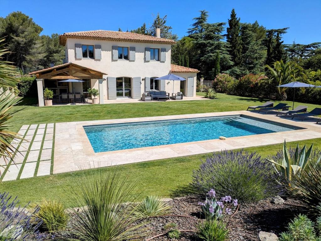 Photo de la galerie de l'établissement Villa haut de gamme avec piscine et grand jardin, à Aix-en-Provence