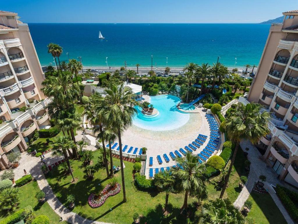 Bazén v ubytování Appartement 4 personnes sea view pool nebo v jeho okolí