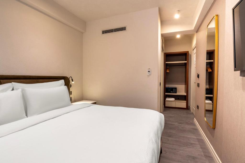 Smart and Simple Hotel Karakoy - 18