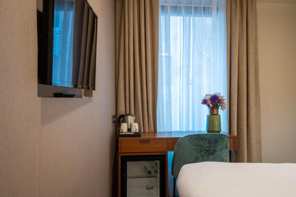 Smart and Simple Hotel Karakoy - 17