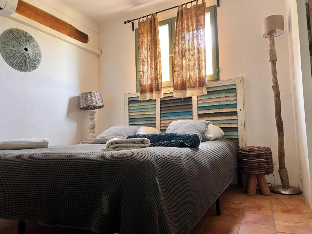 une chambre avec un lit et une fenêtre dans l'établissement L'auberge d'Eva - La Pitchoune, à Saint-Tropez