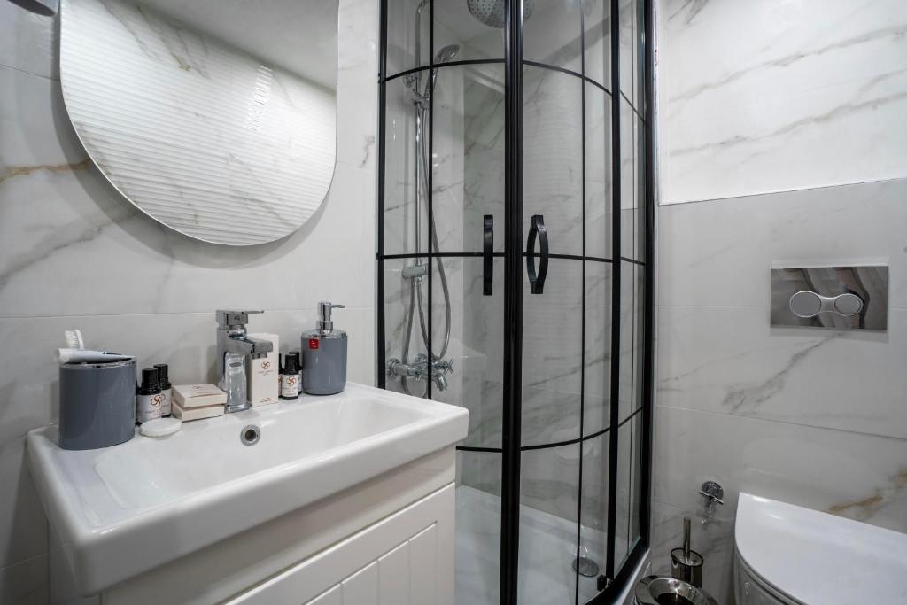 Smart and Simple Hotel Karakoy - 4