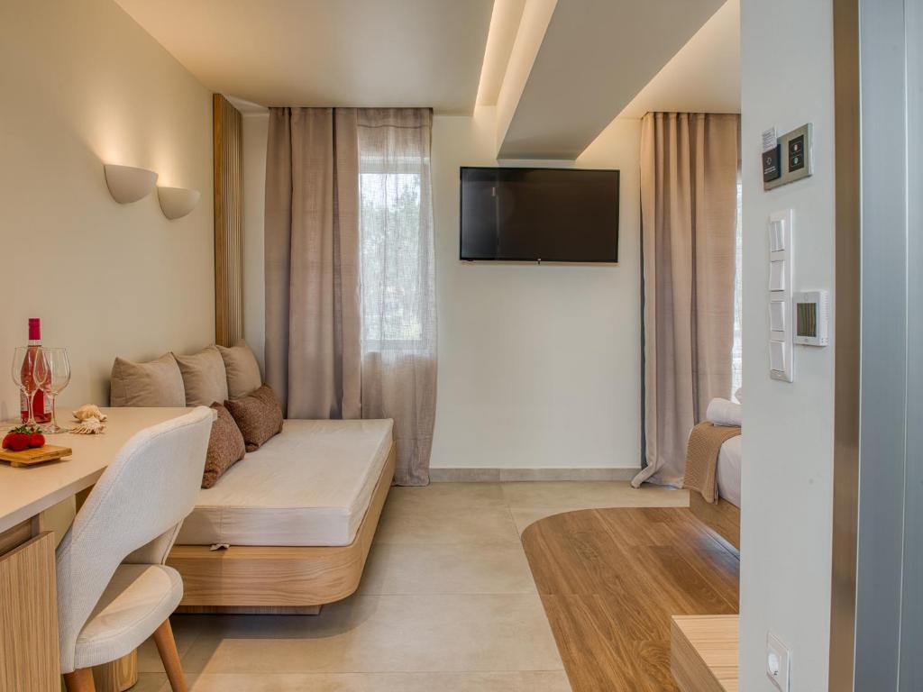 TV a/nebo společenská místnost v ubytování Sandy Seaside Suites
