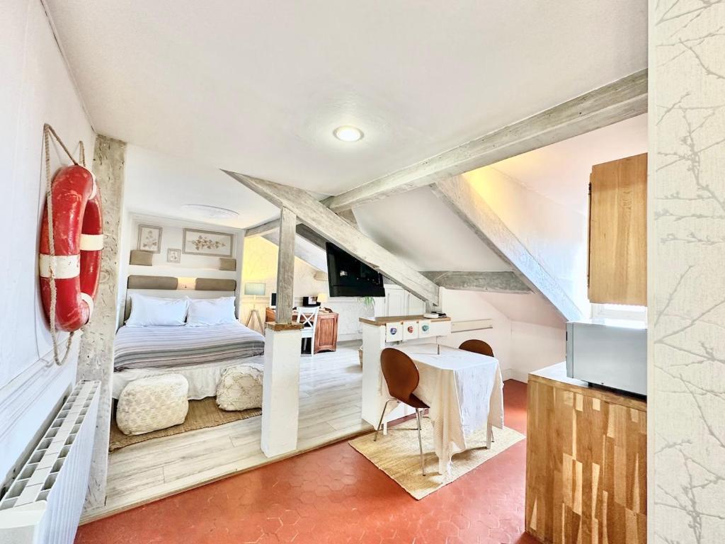 une chambre avec un grand lit dans un grenier dans l'établissement Èrsextius, GGB2, Nice, à Nice