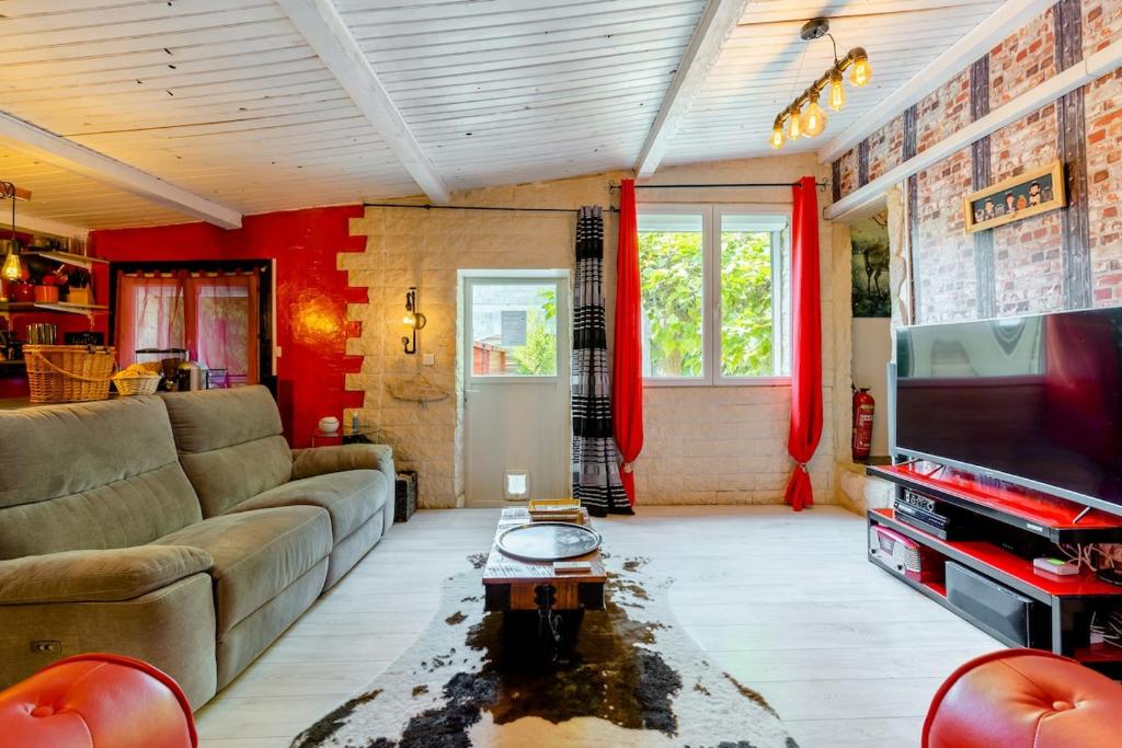 Televízia a/alebo spoločenská miestnosť v ubytovaní Havre de paix Avignon avec Jacuzzi & Sauna