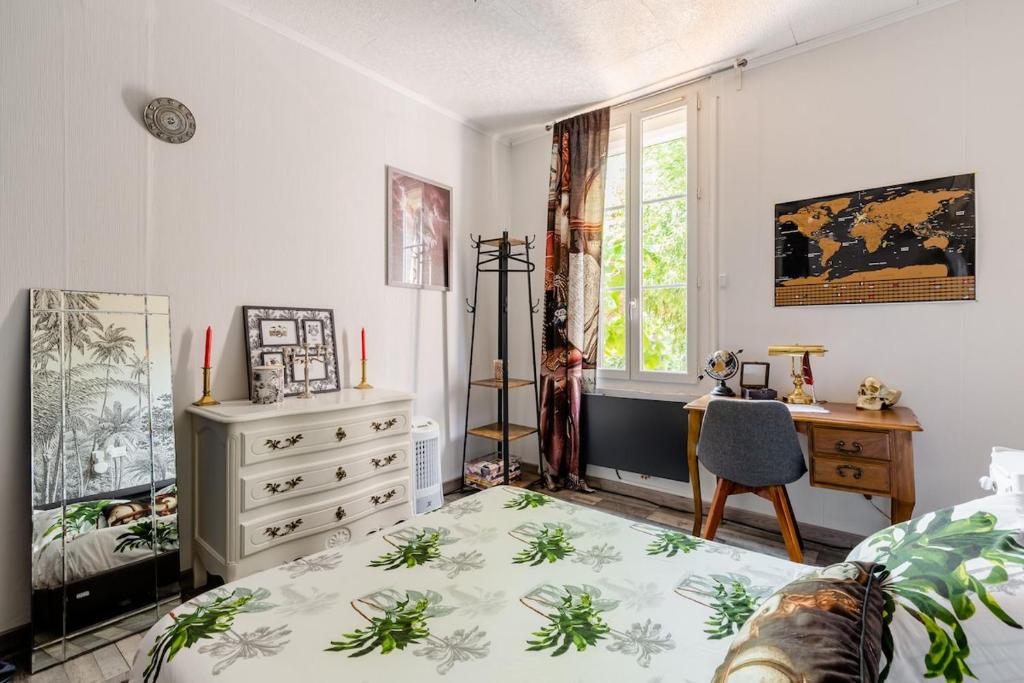 Televízia a/alebo spoločenská miestnosť v ubytovaní Havre de paix Avignon avec Jacuzzi & Sauna
