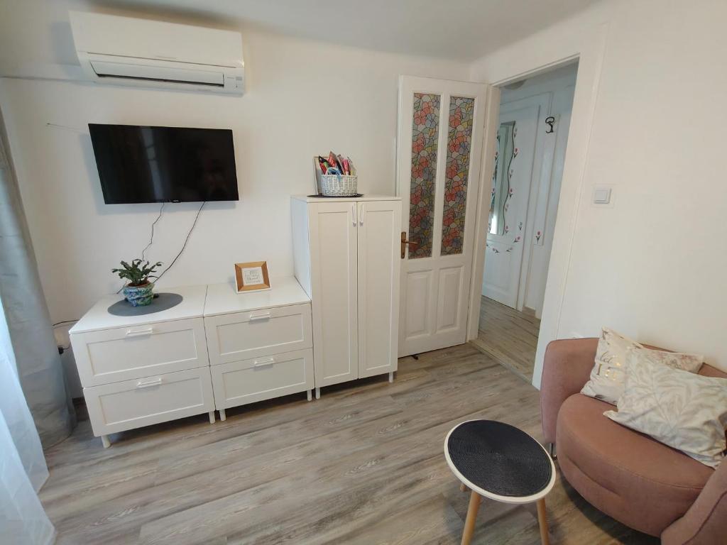 TV a/nebo společenská místnost v ubytování Old Town Apartment Theo
