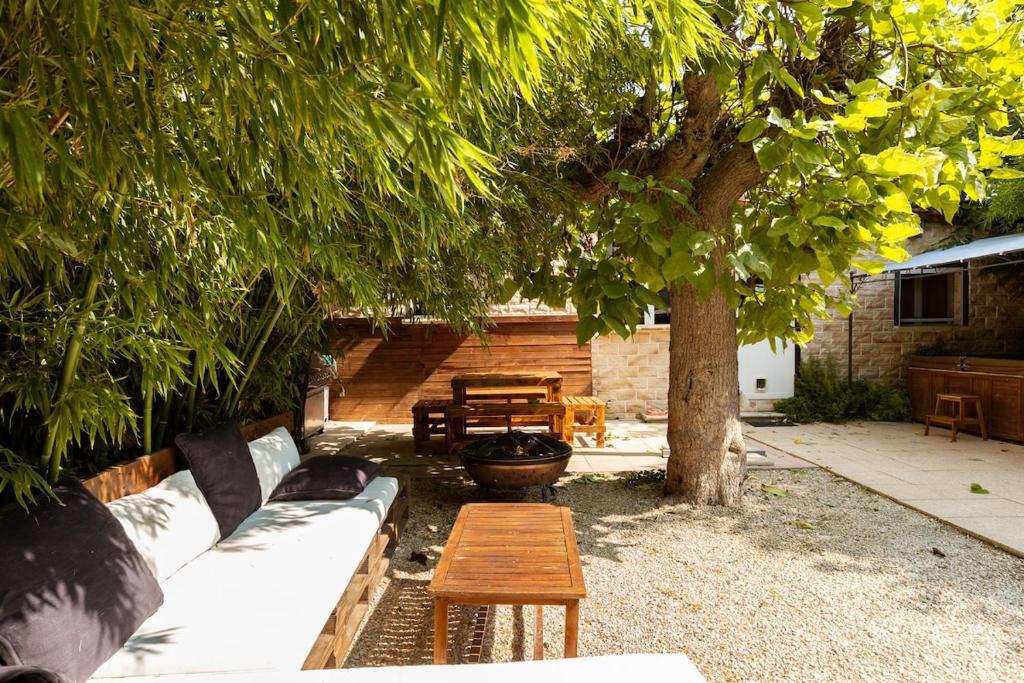 Vonkajšia záhrada v ubytovaní Havre de paix Avignon avec Jacuzzi & Sauna