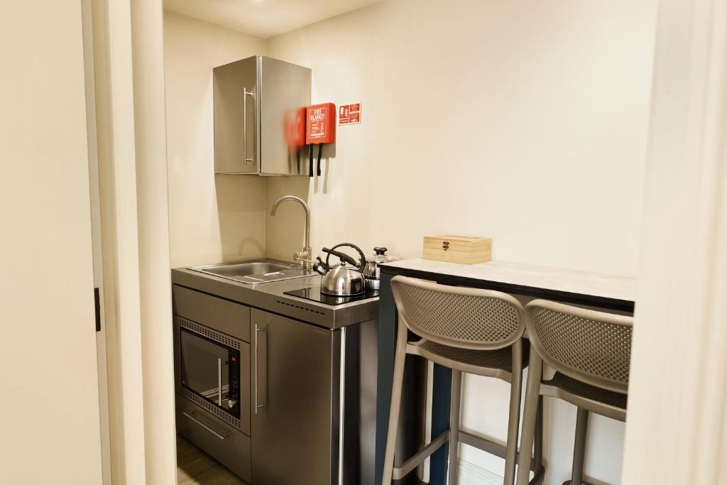 Kuchyň nebo kuchyňský kout v ubytování George Apartments