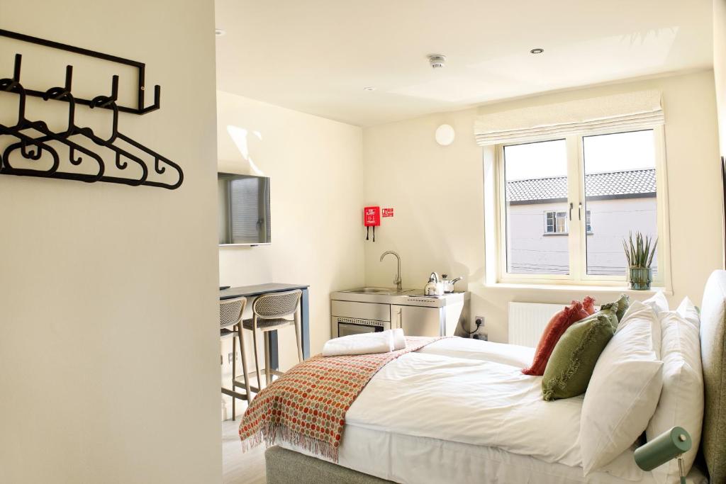Postel nebo postele na pokoji v ubytování George Apartments