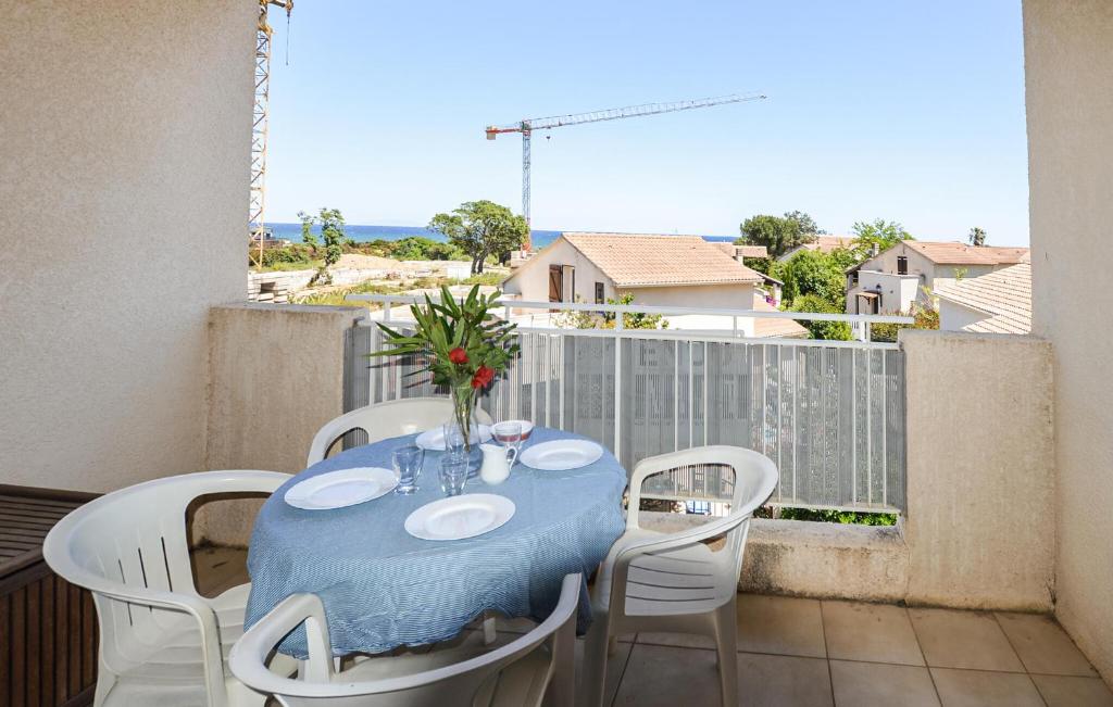 une table bleue et des chaises sur un balcon dans l'établissement Pet Friendly Apartment In Cervione, à Cervione