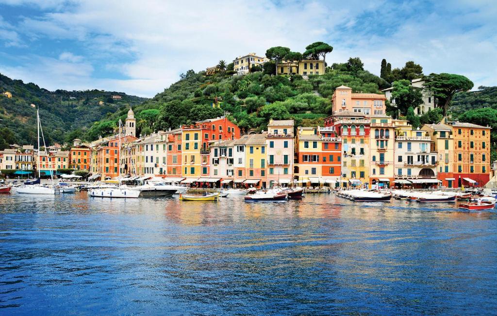 un gruppo di imbarcazioni in un bacino idrico con edifici di Nice Apartment In Rapallo With Wifi a Rapallo