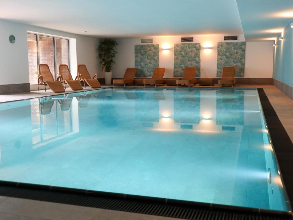 Bazén v ubytování Appartement-Hotel Timmendorfer Strand nebo v jeho okolí