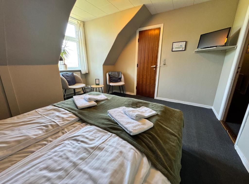 Postel nebo postele na pokoji v ubytování Gredstedbro Hotel
