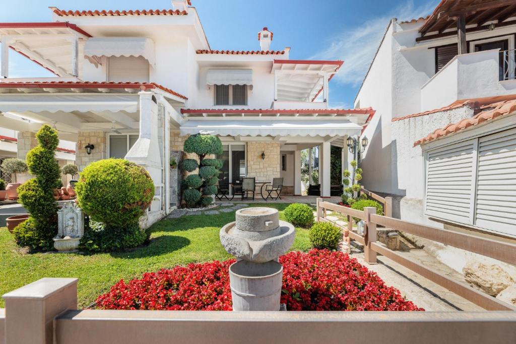 シビリにあるF & B Summer Collection - Siviri Family Maisonetteの白い家