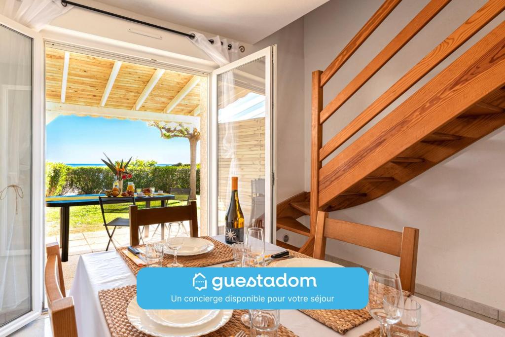 Cette villa offre une vue sur l'océan. dans l'établissement Prunete - Piscine - Vue mer, à Cervione