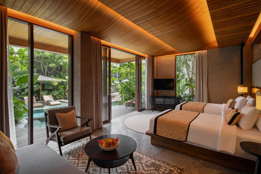Postel nebo postele na pokoji v ubytování The Kemilau Ubud