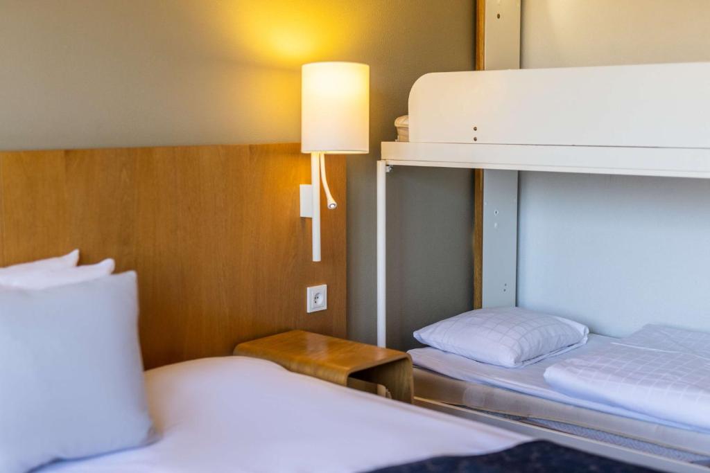 Postel nebo postele na pokoji v ubytování Scandic Aarhus Vest
