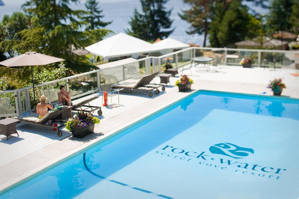 Bazén v ubytování Rockwater Secret Cove Resort nebo v jeho okolí