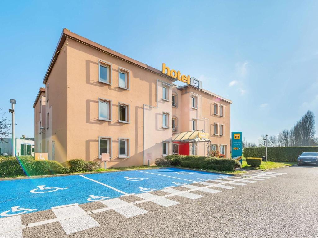 a hotel with a parking lot in front of it at hotelF1 Lyon Bourgoin-Jallieu in LʼIsle-dʼAbeau