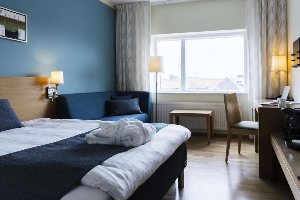 Una cama o camas en una habitación de Scandic Aalborg City