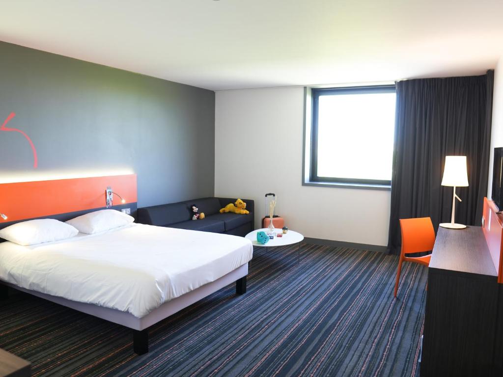 Postel nebo postele na pokoji v ubytování ibis Styles Caen centre gare