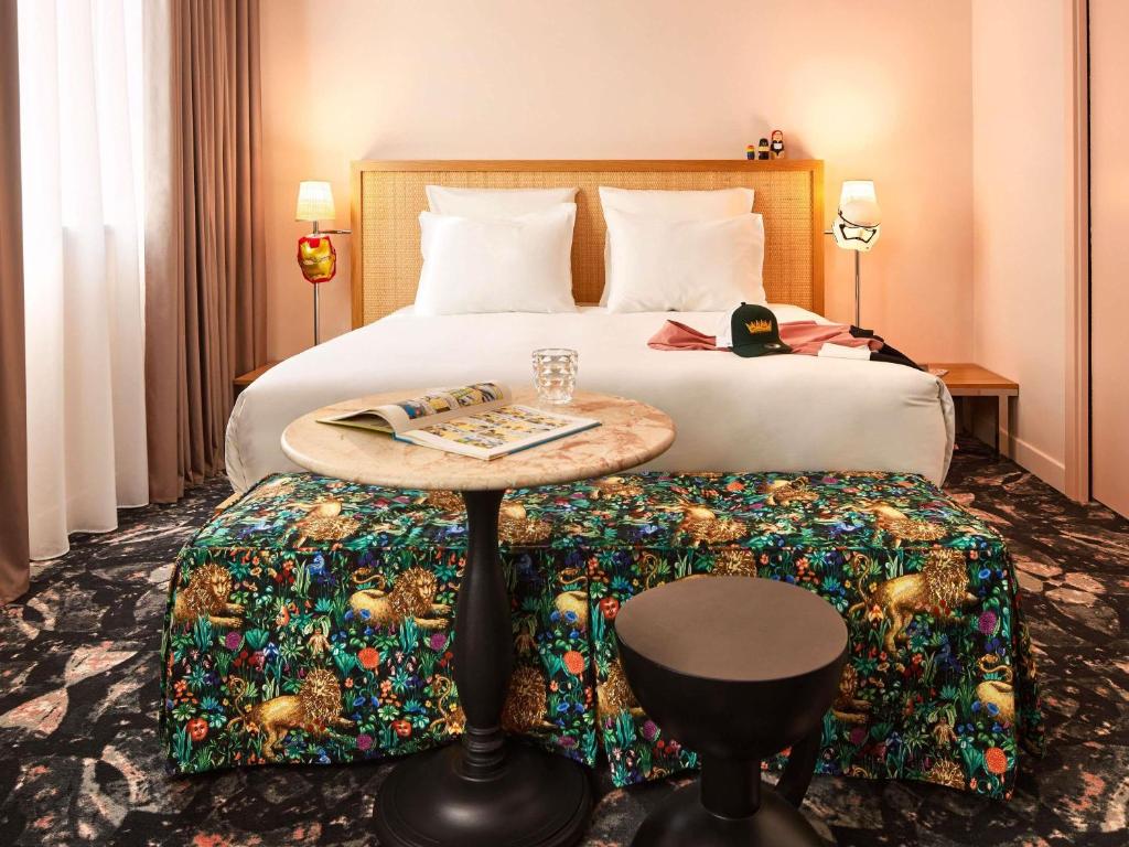 A bed or beds in a room at Mama Shelter Roma