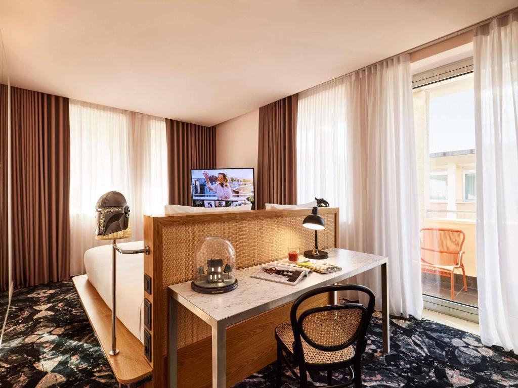 A television and/or entertainment centre at Mama Shelter Roma