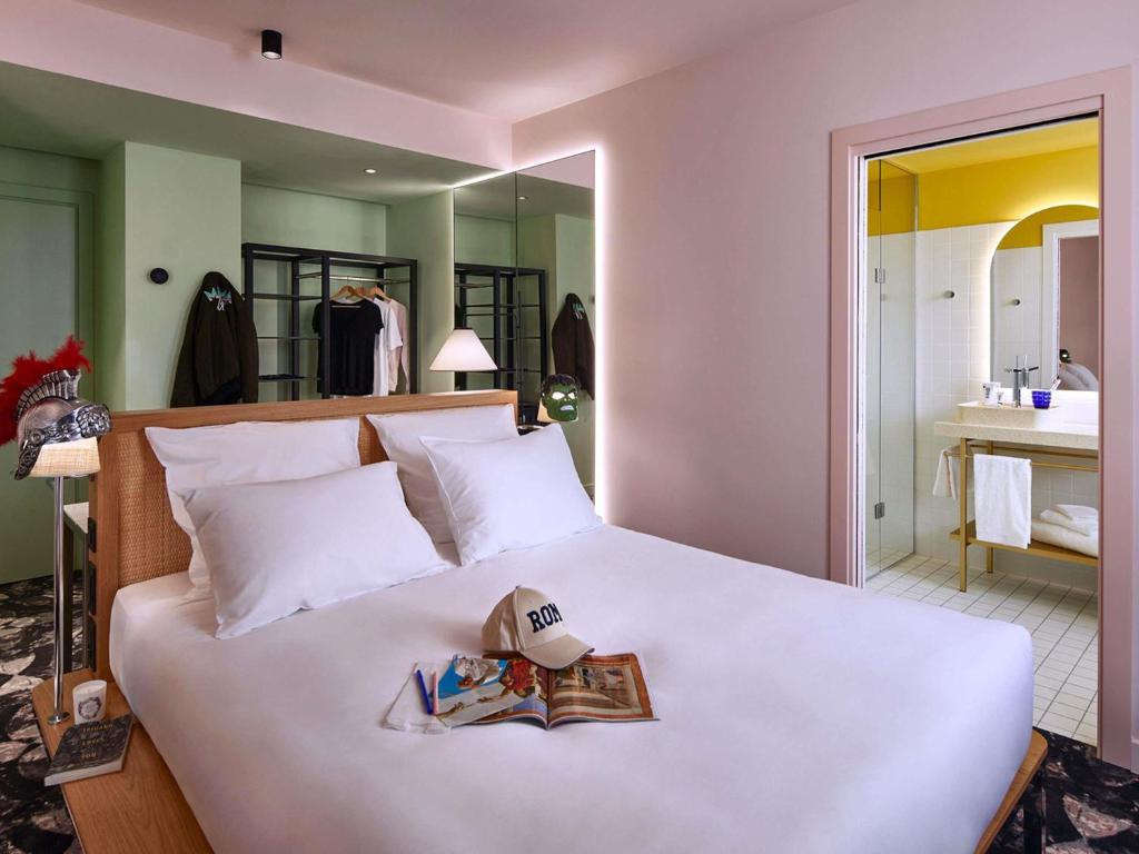 A bed or beds in a room at Mama Shelter Roma
