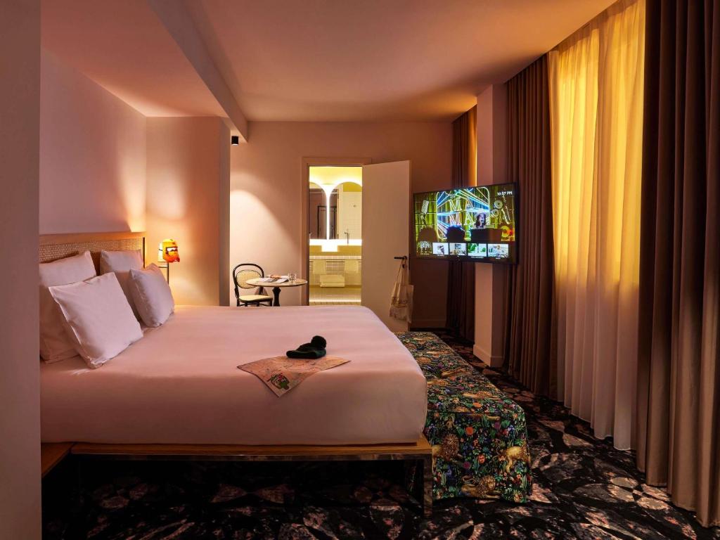 A television and/or entertainment centre at Mama Shelter Roma