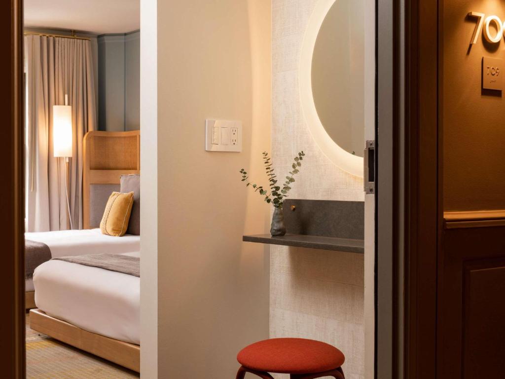 Postel nebo postele na pokoji v ubytování Ändra Hotel Seattle - MGallery Collection