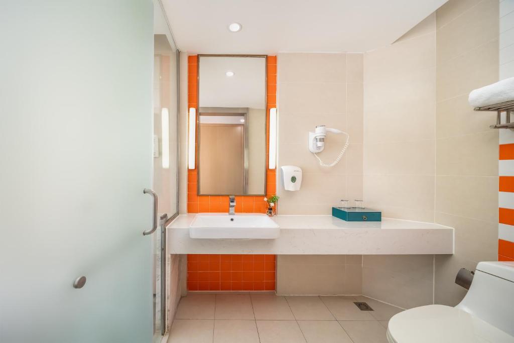 Koupelna v ubytování Guangzhou Baiyun Airport Rejoice by Argyle Hotel Rehe Metro Exit B --Free shuttle bus is provided during the 137th Canton Fair